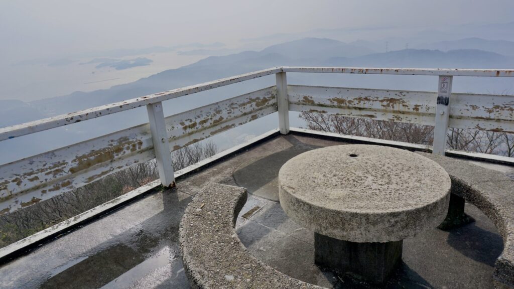 金甲山展望所の廃墟屋上にある机と椅子