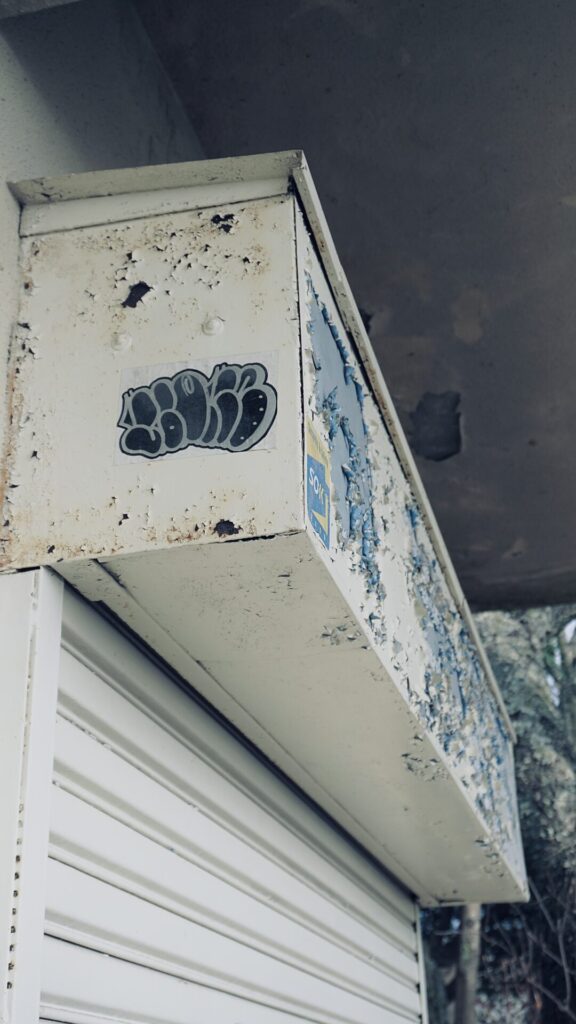 金甲山展望所の廃墟シャッター